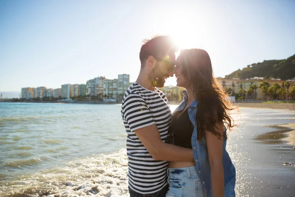 Mutlu adam deniz gülen kız kucaklayan