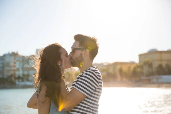 Pareja joven besándose en la playa — Foto de Stock