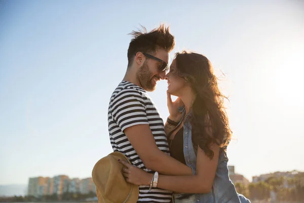 Feliz hombre abrazando a su novia suavemente fuera — Foto de Stock