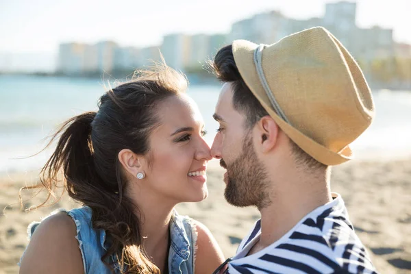 Jovem casal feliz olhando uns para os outros na praia — Fotografia de Stock