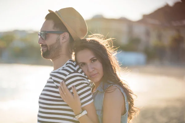 Mujer joven abrazando a su novio feliz en la playa —  Fotos de Stock