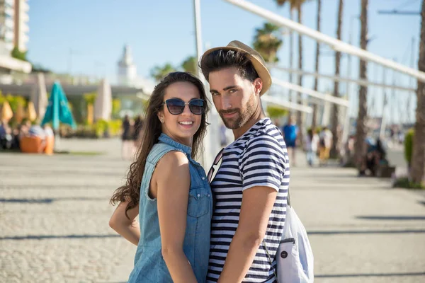 Casal feliz de pé juntos no passeio Fotos De Bancos De Imagens