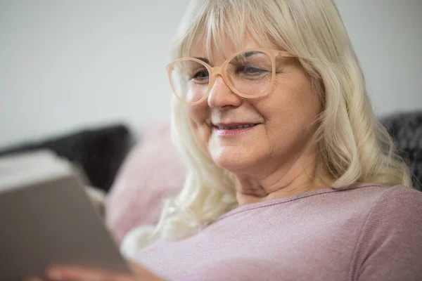 Feliz mujer mayor en gafas libro de lectura — Foto de Stock