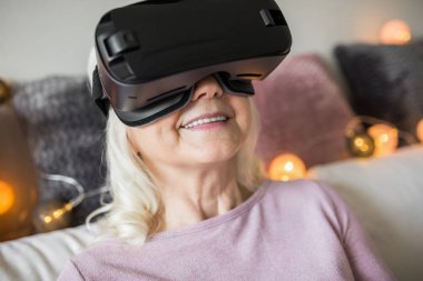 Vr gözlük evde mutlu üst düzey Bayan