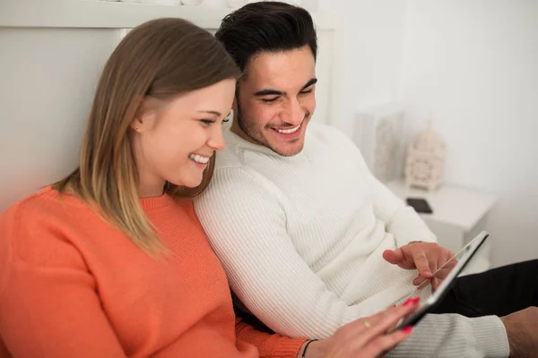 Jong stel met behulp van Tablet PC lachen — Stockfoto