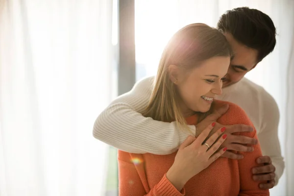 Casal feliz de pé juntos abraçando — Fotografia de Stock