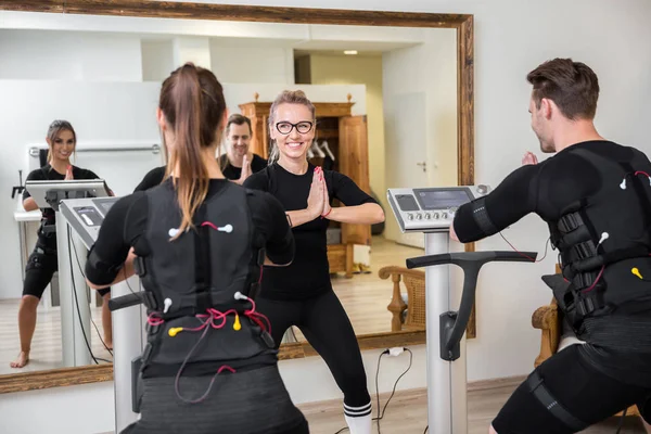 Junge Leute auf dem Weg zur Ausbildung — Stockfoto