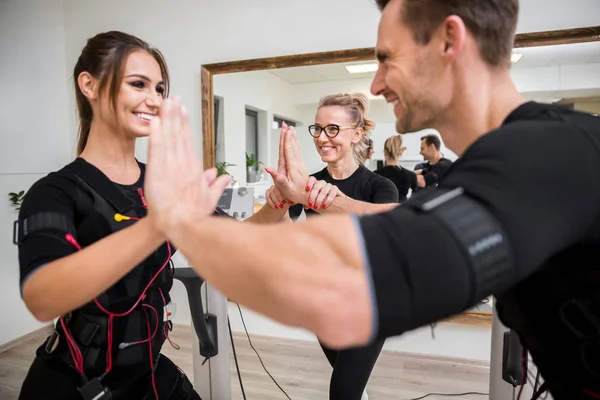 Man och kvinna gör ems övningar tillsammans — Stockfoto