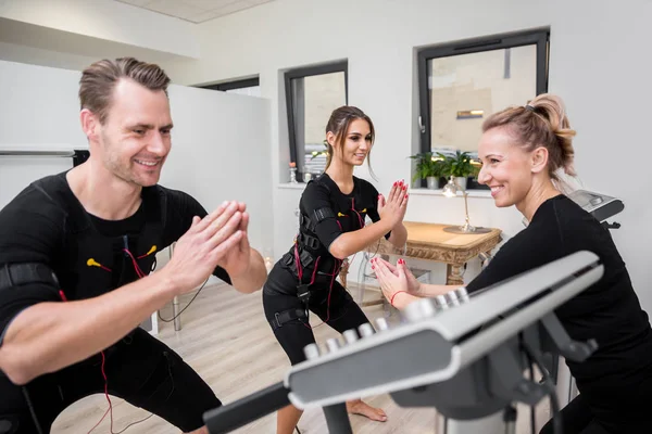 Entraîneur personnel montrant aux jeunes la pose correcte pour la formation — Photo