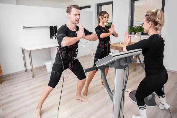 Trainer zeigt Jugendlichen, wie sie zum Training posieren — Stockfoto