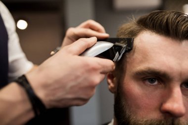 Genç adam saç Kuaför salonunda tıraş olması