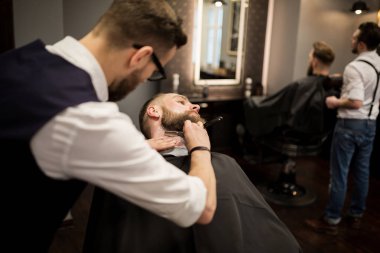 Ustura ile tıraş genç adam berber