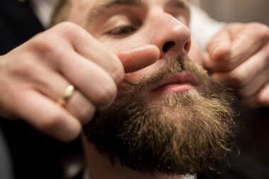 Sakallı adam bıyık kıvrık olan