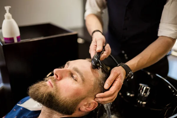 Müşteri saç yıkama Kuaför — Stok fotoğraf