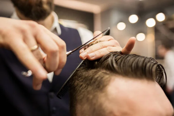 Peluquero corte de pelo cliente — Foto de Stock