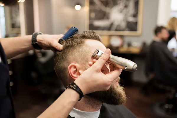 Barbudo afeitado en peluquería — Foto de Stock