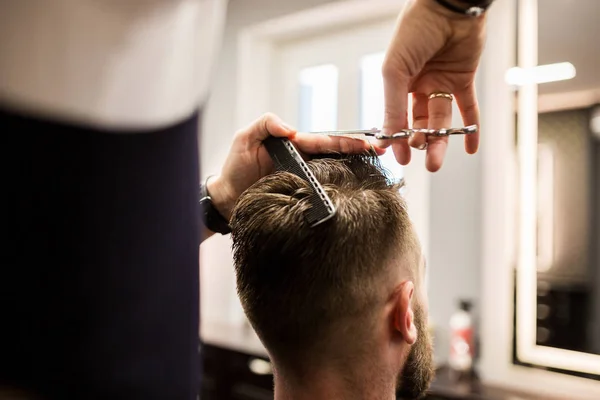 Cliente con corte de pelo en la peluquería — Foto de Stock