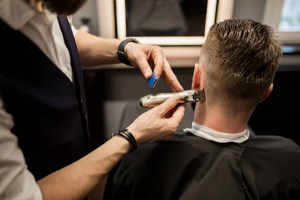 Hombre siendo recortado en la peluquería — Foto de Stock