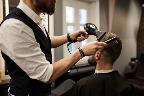 Peluquero peinado cliente pelo con más seco — Foto de Stock