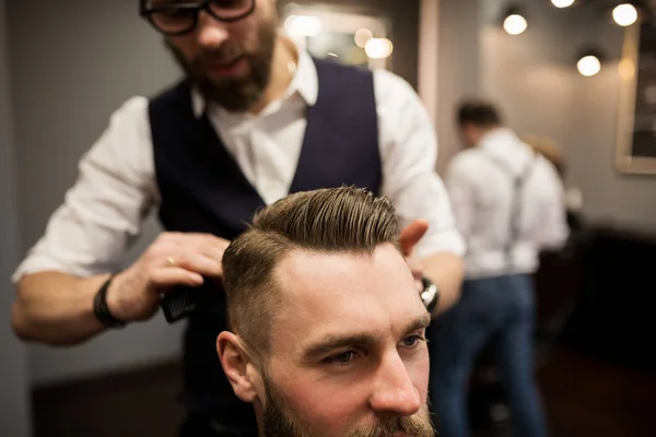 Peluquero peinado cliente cabello — Foto de Stock