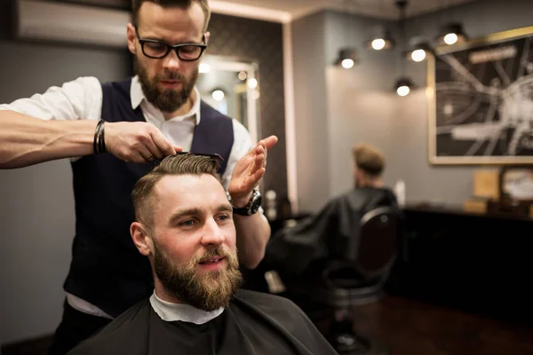 Cliente contento de tener corte de pelo en el salón — Foto de Stock