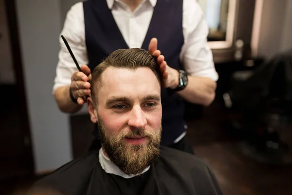 Hombre feliz cortándose el pelo en el peluquería — Foto de Stock