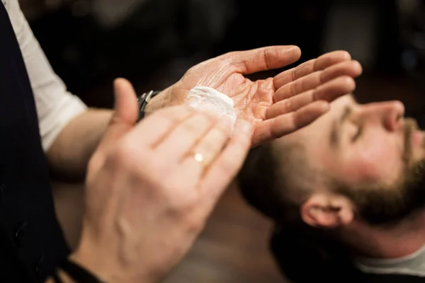 Barber ruce mnul pěna na holení — Stock fotografie