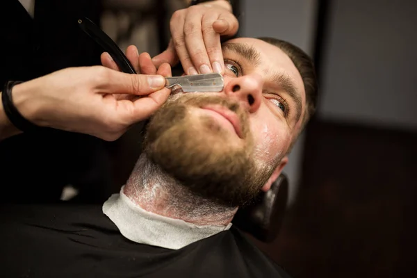 Mladý muž s vousy břitvou oholený — Stock fotografie