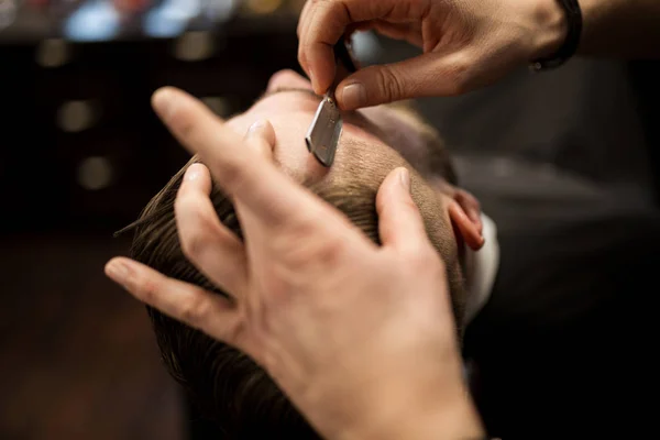 Cliente afeitado por peluquero profesional — Foto de Stock