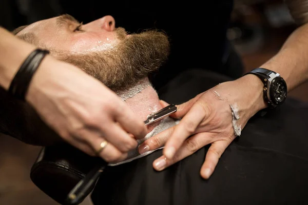 Молодой человек сбрил бороду бритвой — стоковое фото