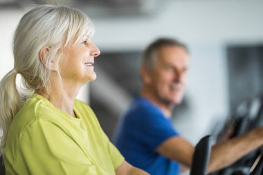 Mutlu üst düzey Bayan merdiven Step vasıl jimnastik salonu tarih eğitimi