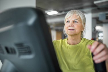 Üst düzey Bayan merdiven Step spor salonunda egzersiz
