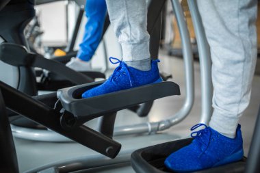 Merdiven step spor salonunda üzerinde duran adam bacaklar