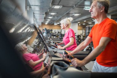 Üst düzey Bayan spor salonunda treadmill yürüyüş
