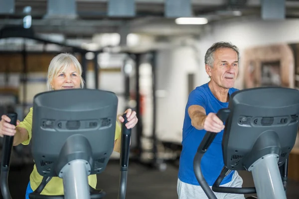 Personas mayores entrenando en escalinata en el gimnasio — Foto de Stock