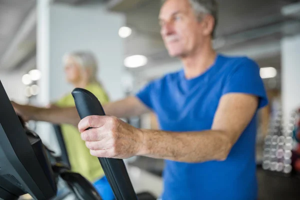 Senior hält Hand auf Treppenstufen-Halter — Stockfoto