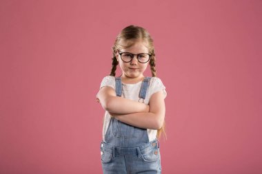 Genç Kız bardaklarda katlanmış silah ile ayakta