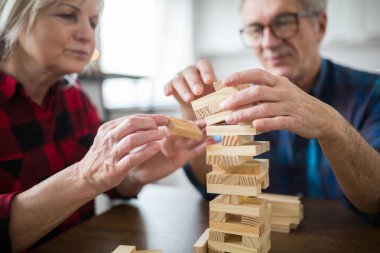 Üst düzey çift Jenga oynamayı masada oturan