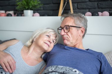 Mutlu son sınıf çifti yatakta birlikte yatıyor.