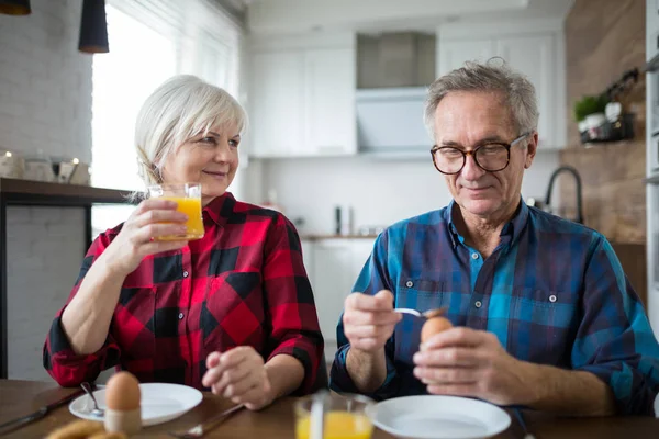 Feliz casal sênior tomando café da manhã juntos — Fotografia de Stock