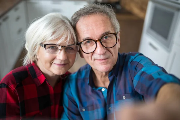 Gelukkige senior paar nemen zelf selfie — Stockfoto