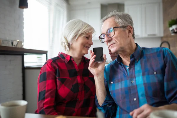 Pareja mayor teniendo conversación telefónica juntos — Foto de Stock