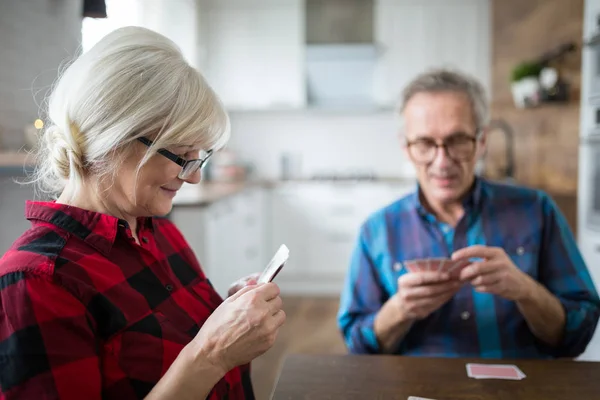 Feliz mujer mayor jugando a las cartas con su marido — Foto de Stock