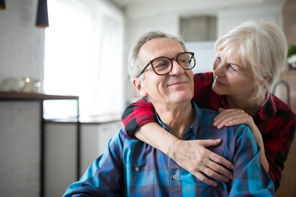 Gelukkig senior vrouw haar echtgenoot omarmen — Stockfoto