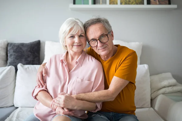 Gelukkige senior paar omarmen samen op de Bank — Stockfoto