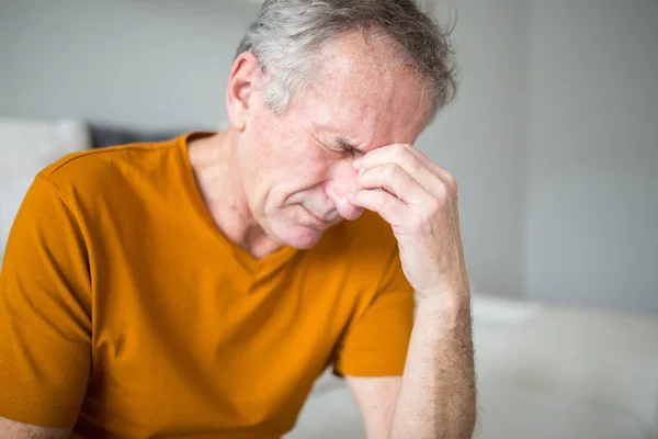 Senior man lijdt aan migraine — Stockfoto