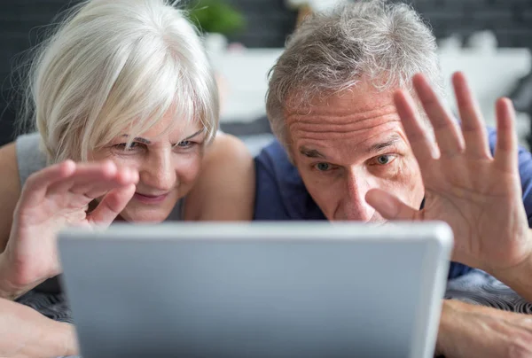 Matrimonio de personas mayores teniendo video conversación en tableta — Foto de Stock