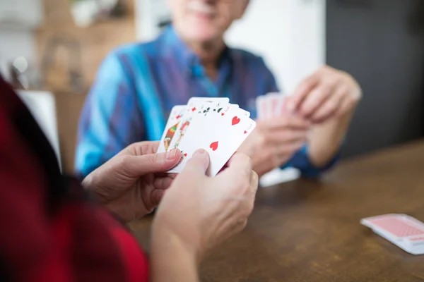 Senior dame speelkaarten met haar echtgenoot Stockafbeelding