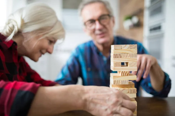 Gelukkig senior huwelijk jenga samenspelen Stockfoto