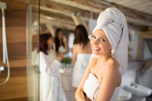 Krásná žena s ručníkem na hlavě smíchy — Stock fotografie